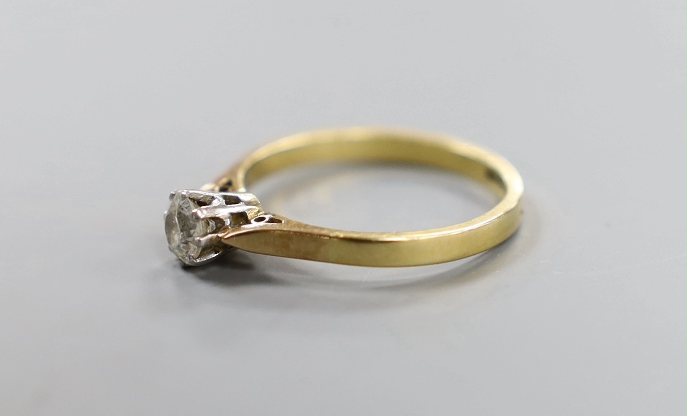 An 18ct and plat. solitaire diamond ring, size M/N, gross weight 2.5 grams.